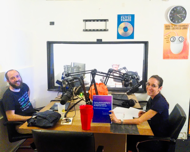 Photo du studio avec Étienne Gonnu et Suzanne Vergnolle