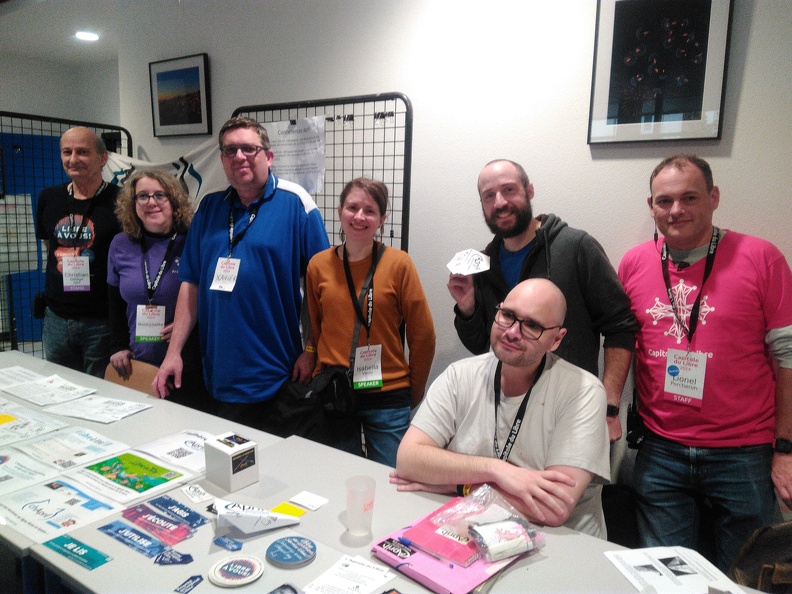 Photo des plusieurs membres Aprilderrière une table
  avec des documents April