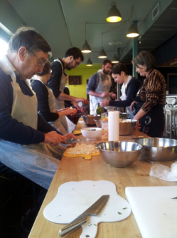 Photo de l'atelier cuisine à bord du Petit Bain